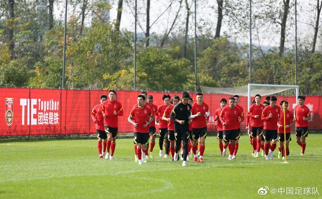 丘库埃泽右路禁区挑传门前罗马尼奥利解围不远约维奇门前凌空抽射破门，米兰1-0弗洛西诺内。